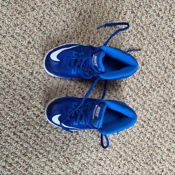 Boys Nike basketball shoes - Picture 2 of 5